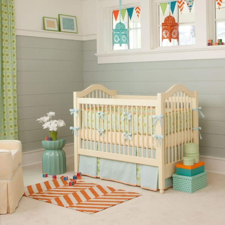 neutrales babyzimmer mint grau grün orange farbenfroh babybett wimpelketten laternen