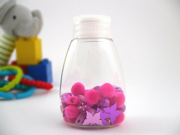 plastikflasche pompons rosa lila schmetterlinge sensory bottles spielzeug