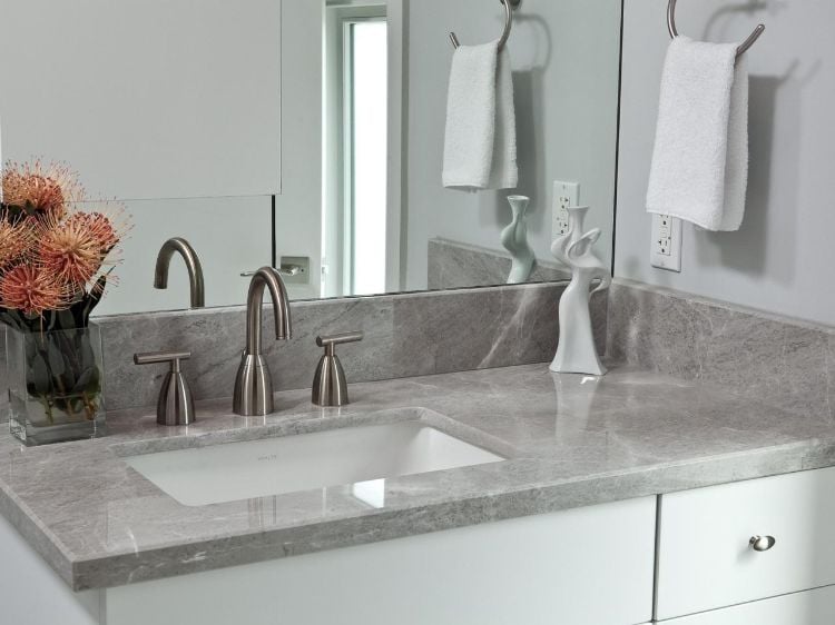 quarz arbeitsplatte badezimmer quarzkomposit badezimmerausstattung material grauweiß farbe minimalistisch sauber