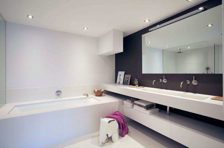 quarz arbeitsplatte badezimmer quarzkomposit badezimmerausstattung material langlebig pflegeleicht wartungsfrei badewanne weiß minimalistisch