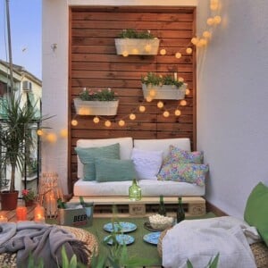 romantische ideen balkon sofa palette beleuchtung
