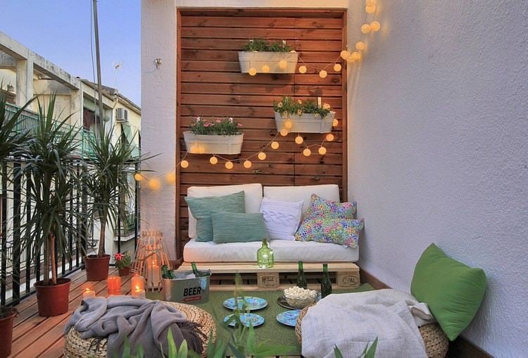romantische ideen balkon sofa palette beleuchtung