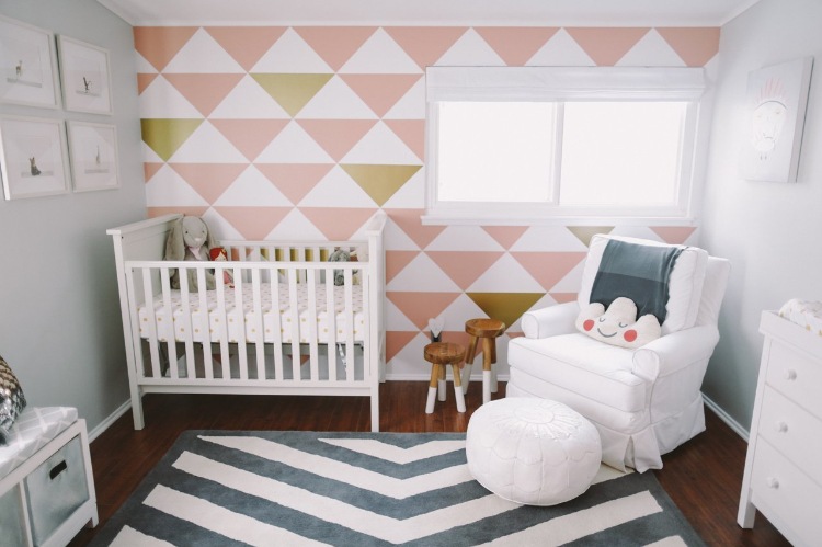 rosa und grau babyzimmer geometrische muster wand teppich