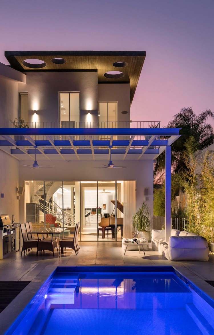 runde dachfenster villa pool terrasse pergola modern