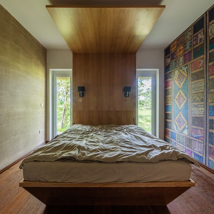 schlafzimmer design holz gemusterte wand modernes bauernhaus