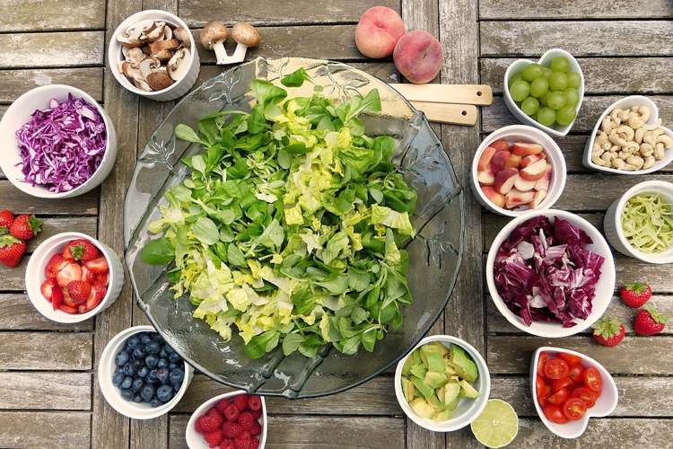 schnelles essen zubereiten leckerer salat obst gemuese