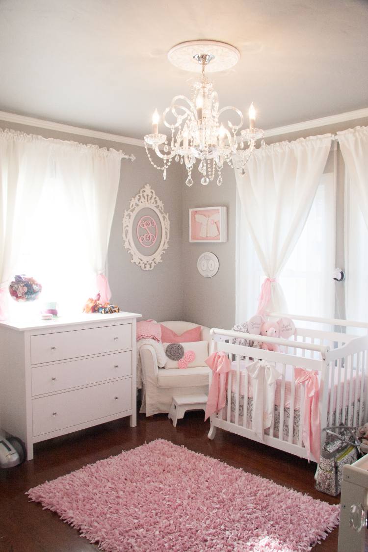 schönes babyzimmer grau rosa shabby chic stil kronleuchter bilderrahmen
