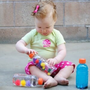sensory bottles für babys kleinkinder selber machen pompons farbe wasser babyöl reis