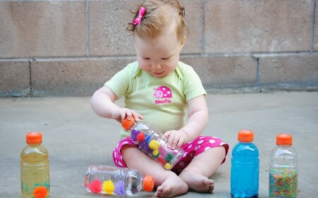 sensory bottles für babys kleinkinder selber machen pompons farbe wasser babyöl reis