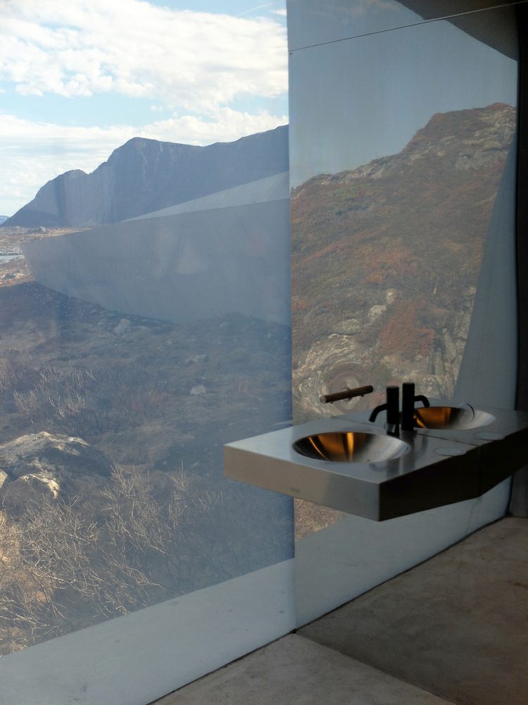 service gebäude spiegelglas und beton stahl waschbecken minimalistisches design