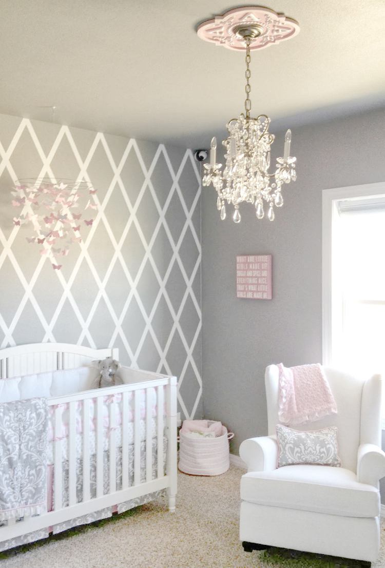 shabby chic babyzimmer design grau rosa weiß geometrisches muster wand