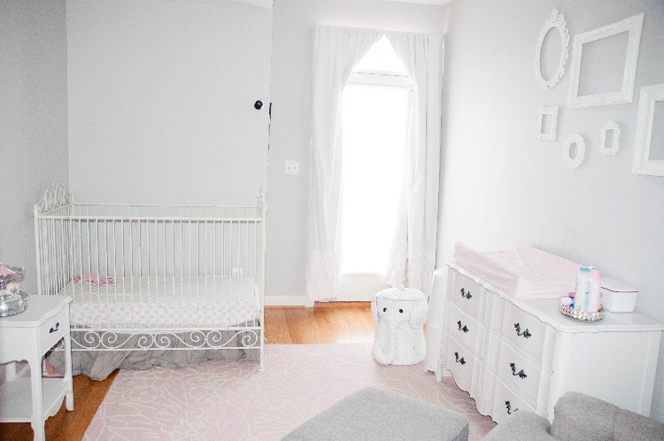 shabby chic babyzimmer weiß grau rosa babybett metall