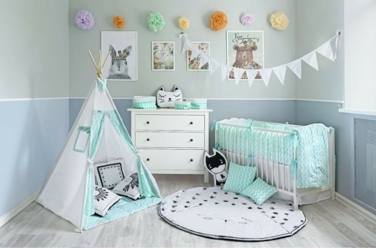 babyzimmer in mint und grau skandinavisch tipi zweifarbige wand dekokissen bettwäsche