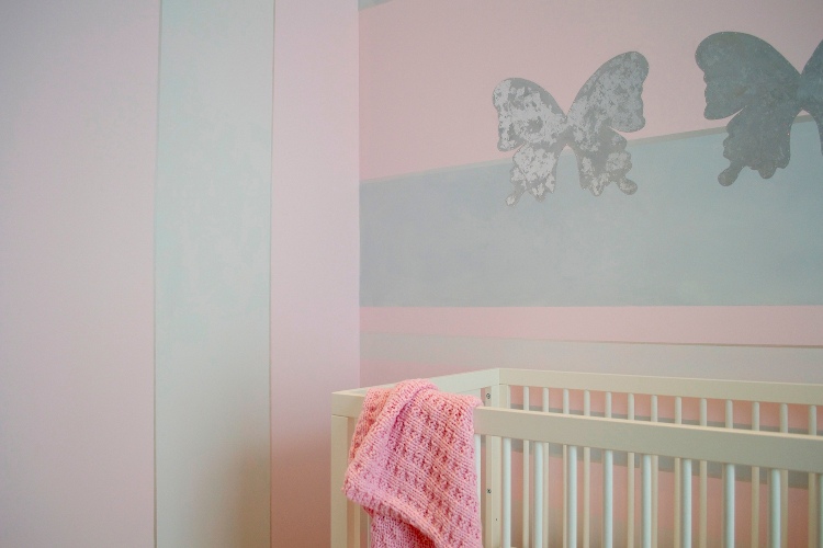 streifen wand grau rosa babyzimmer design