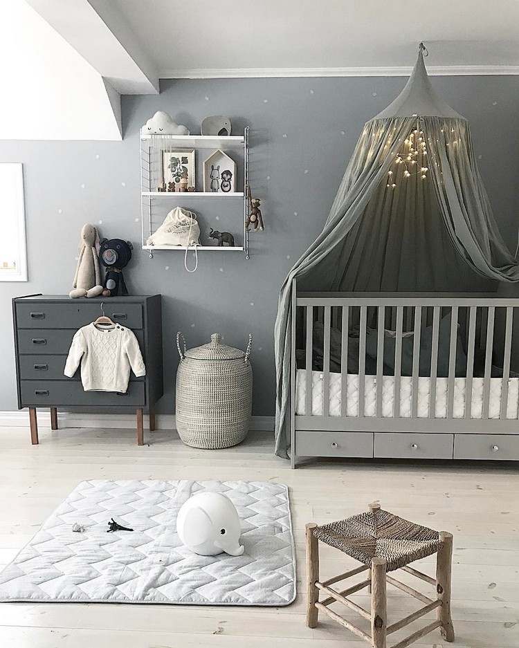 stylisches babyzimmer grau weiß babybett baldachin