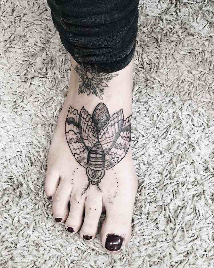 tattoo motte fuß dotwork frau