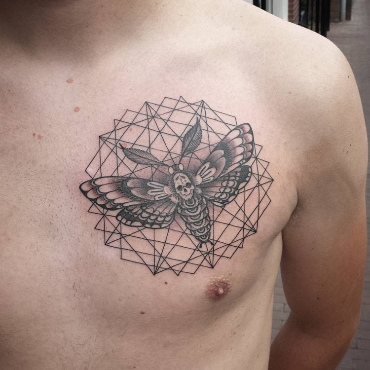 tattoo motte geometrisch Mann Totenkopf Brust