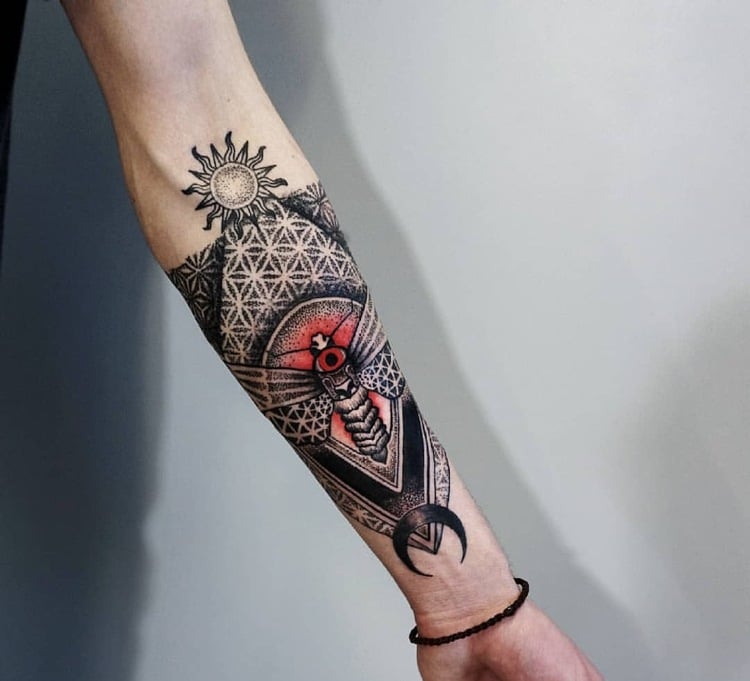 tattoo motte geometrisch arm sonne halbmond