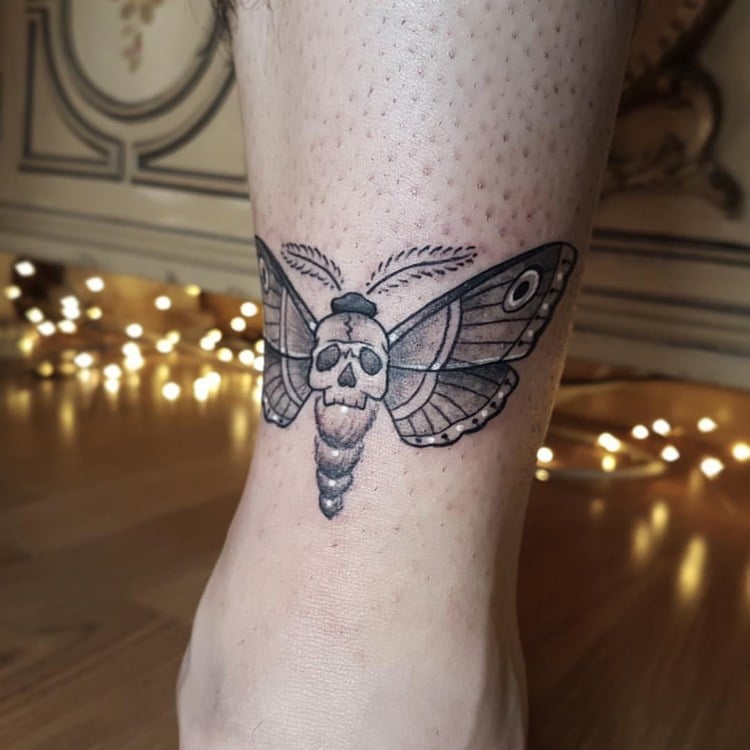 tattoo motte totenkopf bein weiße punkte