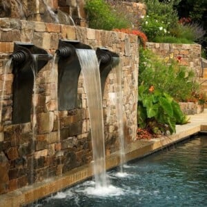wandbrunnen modern innen außen gestalten steinmauer wasserspiel naturstein becken wasserfall trio