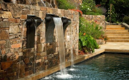 wandbrunnen modern innen außen gestalten steinmauer wasserspiel naturstein becken wasserfall trio