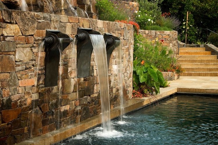 wandbrunnen modern innen außen gestalten steinmauer wasserspiel naturstein becken wasserfall trio