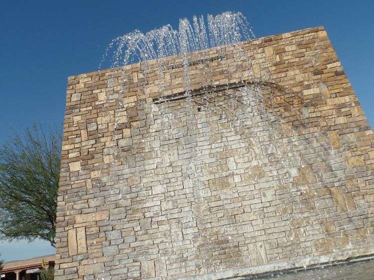 wandbrunnen modern innen außen gestalten steinmauer wasserspiel wasserfall