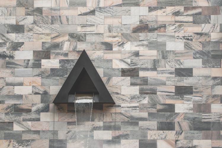 wandbrunnen modern innen außen gestalten steinmauer wasserspiel wasserstrahl dreieck marmor