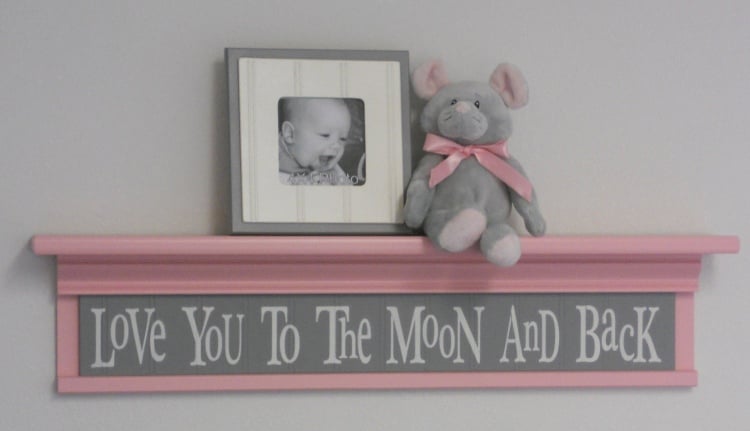 wanddeko babyzimmer in grau und rosa wandregal bild spruch