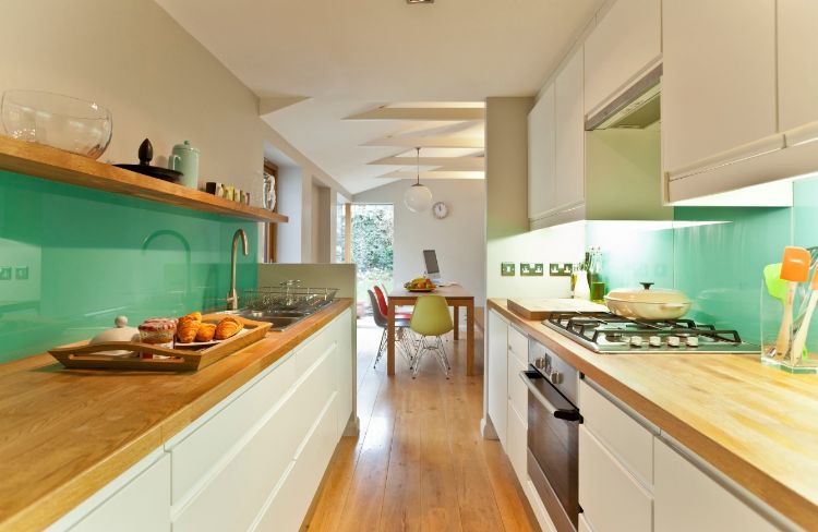 zweizeilige küche kombüse planen einrichten tipps ideen gestaltung design küchenzeile küchentheke rückwand grün farbe
