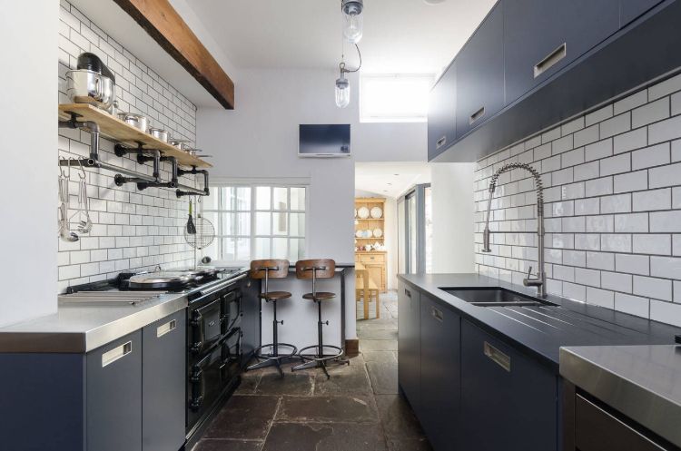 zweizeilige küche kombüse planen tipps ideen gestaltung dunkelblau küchenschränke küchenfenster