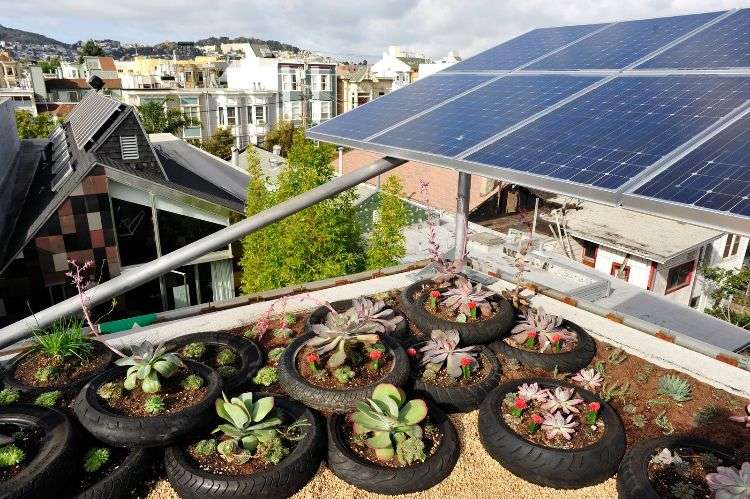 ökologisch bauen nachhaltigkeit beispiele bauweise nachhaltige architektur nachhaltiges design dachterrasse pflanzen solarpaneele