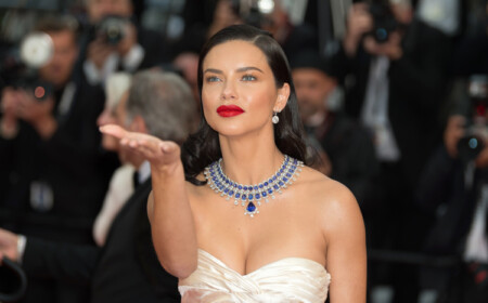 Adriana Lima Statement Halskette schulterfreies Kleid