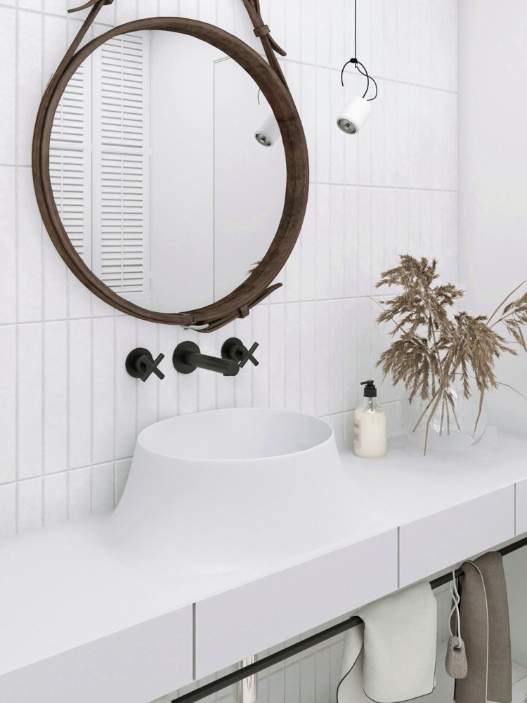 Badezimmer im Ethno Look Spiegel Lederriemen Trockengräser