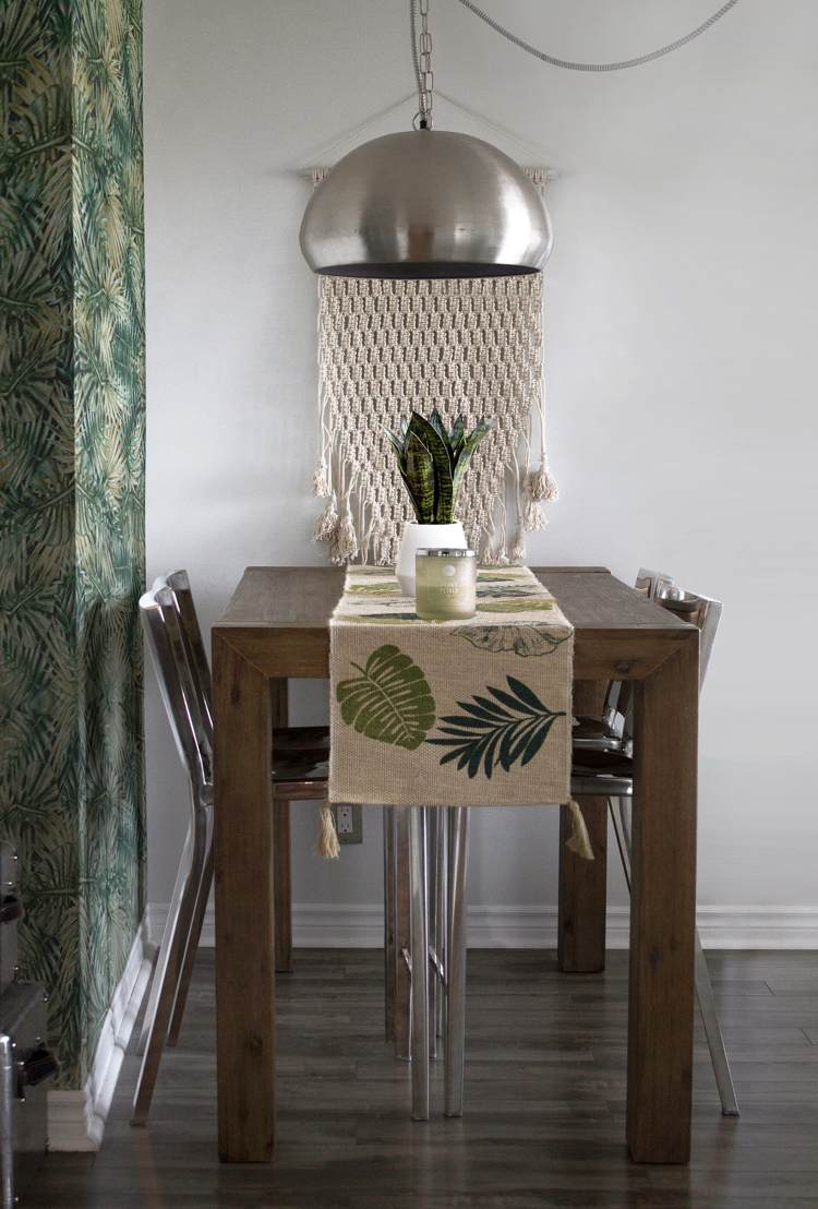 Edelstahl Lampe rund über einem kleinen Esstisch aus Holz