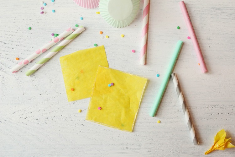 Quadrate aus gelbem Seidenpapier ausschneiden und Strohhalme kürzen
