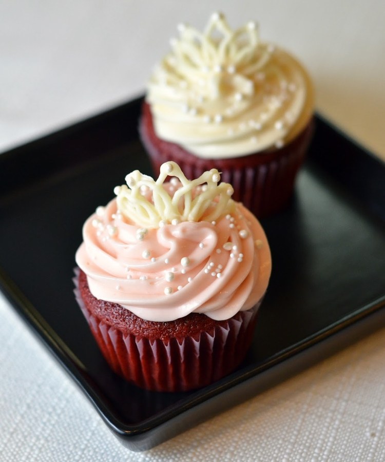 Redvelvet Cupcakes und rosa Glasur Krone aus weißer Schokolade
