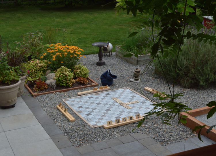 Scrabble das klassische Brettspiel im Garten interpretiert