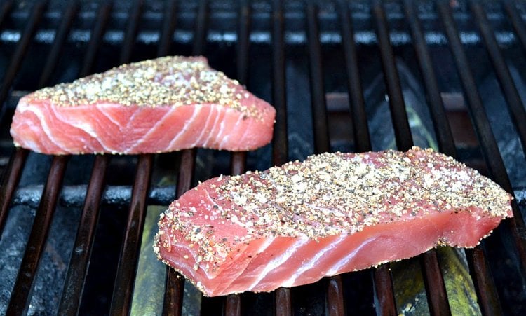 Thunfisch Steak Gewürze auf dem Grill