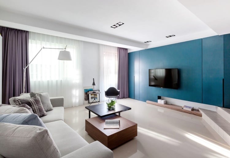 Wohnzimmer Flieder lila Vorhänge blaue Akzentwand Beige Bodenbelag