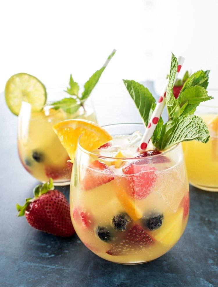 alkoholfreie bowle mit früchten kinder ananas erdbeeren minze