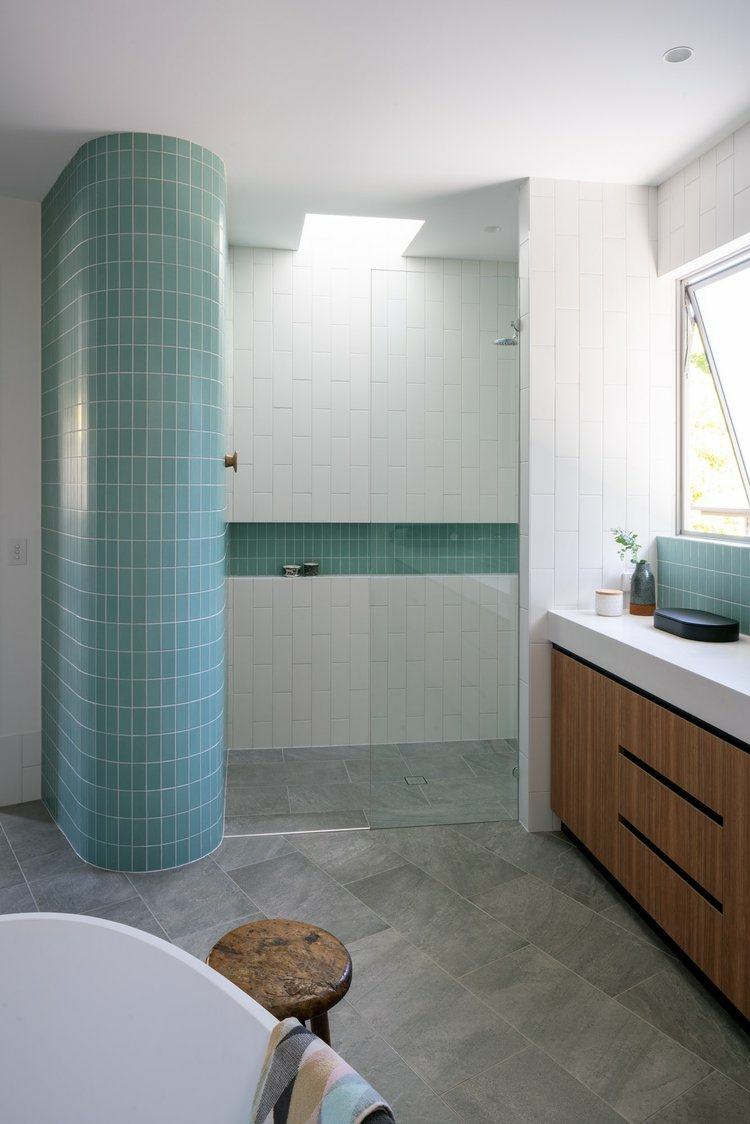 auchenflower house kelder architects badezimmer modern weiß holz mint