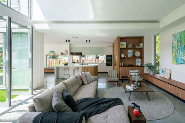 auchenflower house kelder architects wohnbereich holz couch grau betonboden