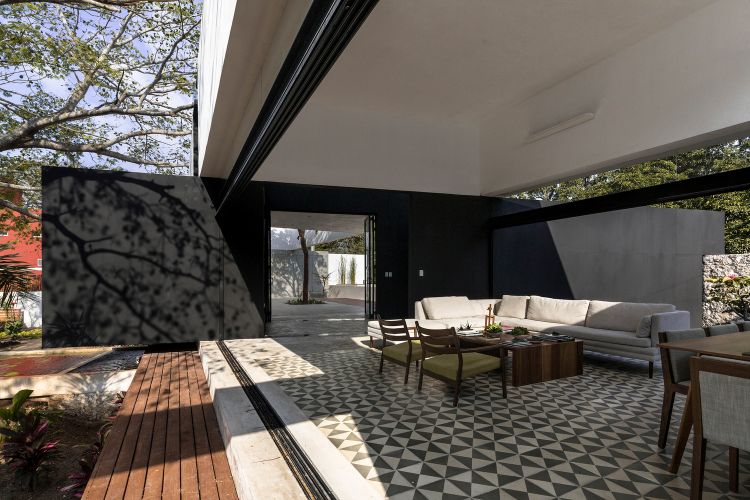 baum integrieren bauen mit bäumen moderne gestaltung terrasse garten außenbereich architektur traumhaus natur umwelt wohnraum schatten