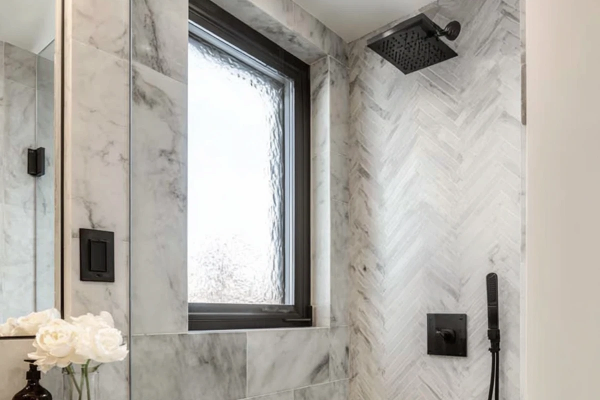 begehbare dusche mit fenster