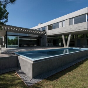 betonhaus hintere fassade verglasung pool