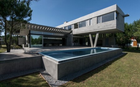 betonhaus hintere fassade verglasung pool