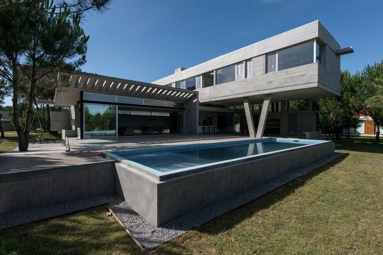 betonhaus hintere fassade verglasung pool