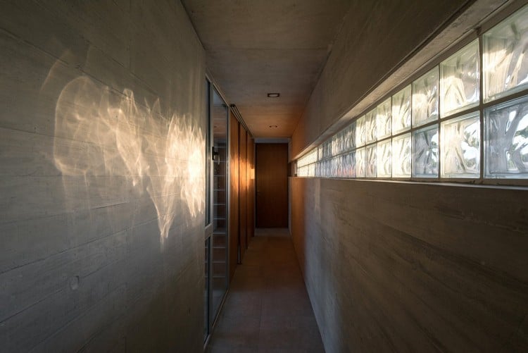 betonhaus innen wände gussglas lichteffekt