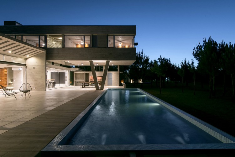 betonhaus mit pool auskragung glasfassade